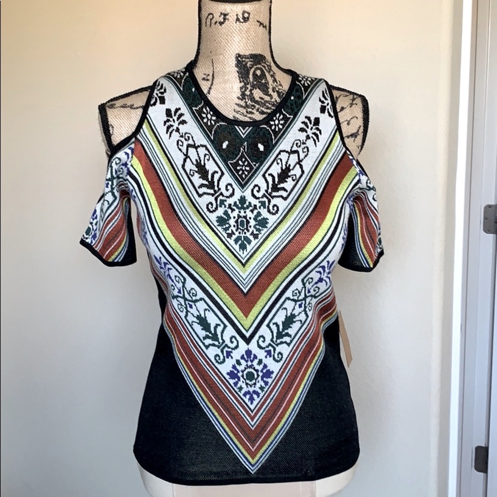 NWT, Rachael Ray, beautiful cold shoulder, thick knit top. Excellent condition.